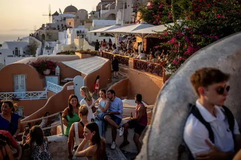 Santorini Hit by Over 200 Earthquakes in 48 Hours, Prompting Precautions