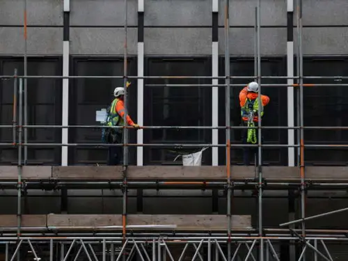 UK Economy Shows Steady 0.1% Growth in Fourth Quarter, Surpassing Expectations