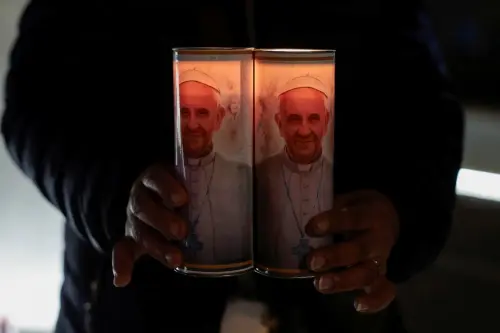 Vatican Reports Pope Francis has Double Pneumonia, Complicating Treatment