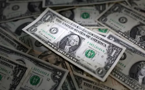 Dollar Plunges as Bullish Sentiment Falters: Some Investors Anticipate a Rebound