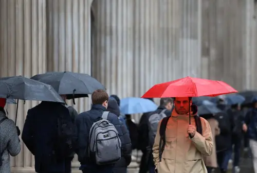 UK Economy Falters in January, Emphasizing Reeves' Growth Challenge