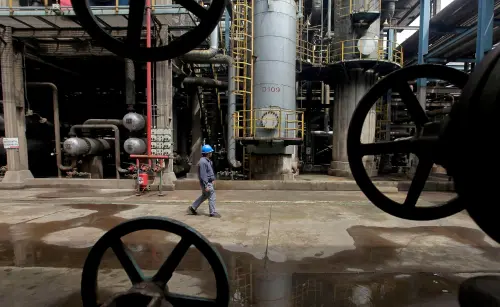 Oil Rebounds by 1% as Week Closes with Steady Outlook on Ukraine Ceasefire Prospects