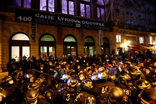 Police Begin Evicting Hundreds of Migrants from Paris Theater