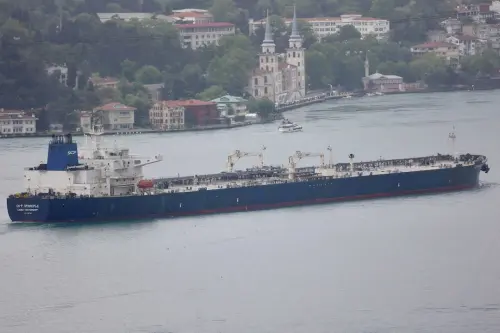 Trump Threatens Tariffs on Russian Oil if Putin Disrupts Ukraine Deal