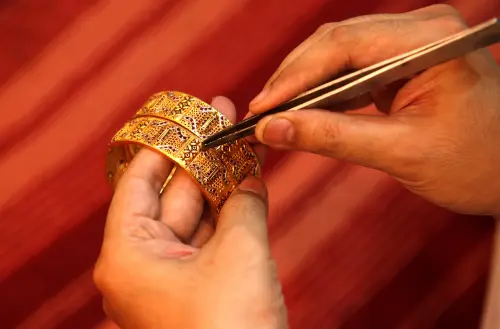 Gold Surpasses $3,100, Reaching Uncharted Territory as US Tariffs Loom