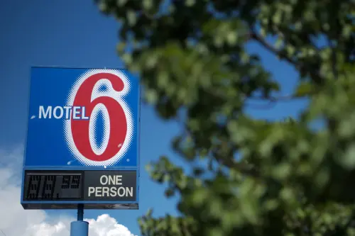 Tom Bodett, longtime Motel 6 spokesman, sues the chain for using his name and voice